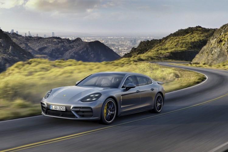 <p><span style="color:#D3D3D3">Ön koltukların sırtlıklarında bulunan 10,1 inç ekranlar, ayrılarak geniş bir kullanım yelpazesi sunuyor; gerektiği zaman Panamera’nın arka bölümü tamamen dijital bir iş ortamına dönüşürken, yüksek kaliteli ekranlar aracın dışında da tablet olarak kullanılabiliyor.</span></p>