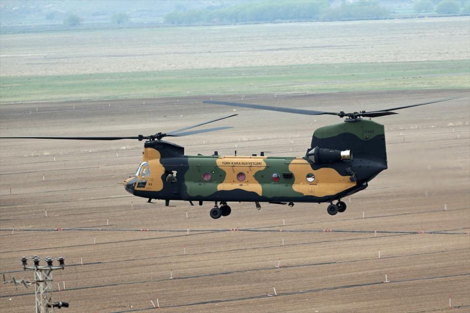 <p>Helikopterle bölgeye indirilen toplarla düşman bölgesini tahrip eden kuvvetler, operasyonu başarıyla tamamladıktan sonra yine helikopterle operasyon bölgesini terk etti.</p>
<p> </p>