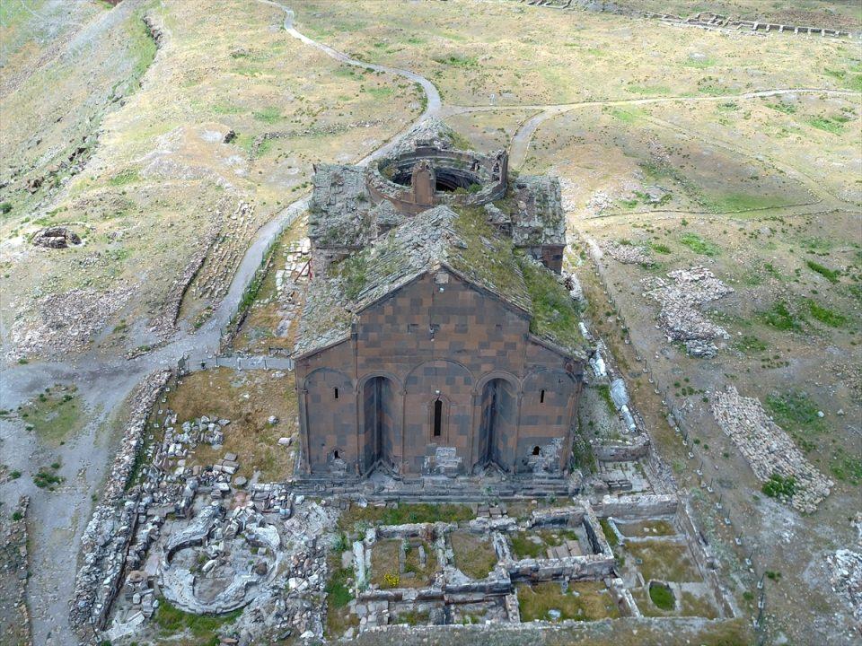 <p>Buraya gelip bu yöreyi görmek gerçekten beni mutlu kıldı. Umarım Ani'yi yetkililer restore ederler. Burası sadece Türkiye'ye ait değil, tüm dünyaya ait bir tarihsel doku. Bunu korumak ve kollamak çok önemli diye düşünüyorum." değerlendirmesinde bulundu. </p>
