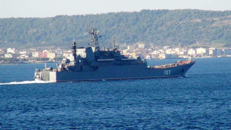 <p>Rusya’nın, Suriye’deki Lazkiye hava üssü ve Tartus deniz üssünde 10 tanesi muharip (3 korvet, 2 fırkateyn, 2 muhrip, 2 denizaltı, 1 istihbarat gemisi), 3 tanesi lojistik destek gemisi olmak üzere 13 savaş unsuru bölgede. Sürekli değişim yapan Rus savaş gemileri, Karadeniz’den Türk boğazları yoluyla bölgeye geliyor. <br />
</p>