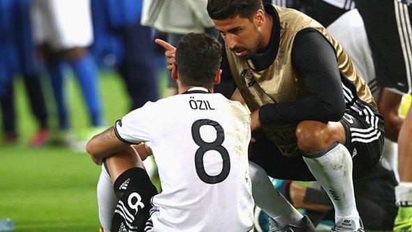 <p>Tepkiler &uuml;zerine bu paylaşımı silen S&ouml;der, ardından "M&uuml;kemmel bir performans. Sadece: Gelecekte penaltıları gen&ccedil;ler atsın. M&uuml;ller, Schweinsteiger ve &Ouml;zil atamadı" şeklindeki ifadeleri paylaştı.</p>
