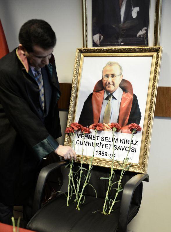 <p>Avukatlar, savcı Kiraz'ın fotoğrafının bulunduğu makam koltuğuna da kırmızı karanfiller koydu. Hukukçular Derneği üyesi avukatlar, dua ettikten sonra odadan ayrıldı.</p>

<p> </p>
