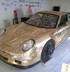 <p>Porsche'un son model otomobili Porsche 911 GT3 RS'i kullanmak isteyen, ancak 150 bin dolarlık fiyat etiketi nedeniyle bu imkanı bulunmayan bir mühendis, çözümü kendi Porsche'unu yapmakta buldu. Otomobiller üzerindeki teknik bilgisinden de faydalanarak koli bandı, karton, alüminyum folyo, el feneri ve streçten faydalanan mühendis, sonunda kendi Porsche'unu yapmayı başardı.</p>