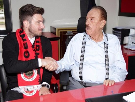 <p><strong>Marko Milinkovic (Sol açık)</strong><br />
<br />
Sloven Bratislava ==> Gençlerbirliği Bonservissiz</p>