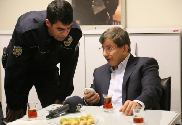 <p>Başbakan Davutoğlu, ziyaret ettiği polis merkezinde bir polis memurunun babasını aradı. </p>

<p> </p>
