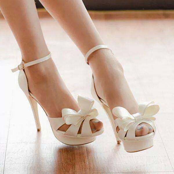<p>Kadınlar, ayakkabının genellikle dış güzeliğine kanar. Ama böyle özel günlerde ayakkabının dış güzelliği kadar rahatlığı da önemlidir.</p>

