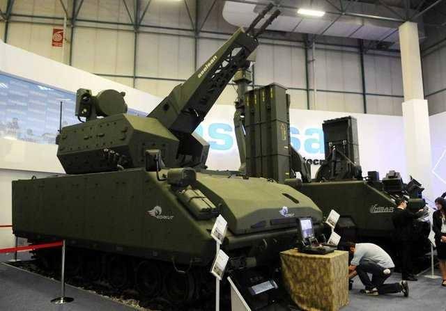 <p>911 kilometrelik sınırın 100 kilometrelik bir bölümünü DAEŞ kontrol etse de sınırın diğer geniş bölümü PYD'nin elinde. Öncüpınar Sınır Kapısı'ndan başlayıp Reyhanlı'ya kadar örülecek duvarlar, terör örgütlerinin kaçakçılıktan elde ettiği gelire de darbe vurmuş olacak..</p>
