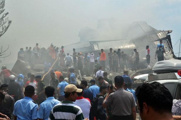 <p>Endonezya ordusuna ait bir uçak, Sumatra Adası'ndaki otel ve evlerin üzerine düştü. Olayda en az 30 kişinin hayatını kaybettiği açıklandı.</p>

<p> </p>

