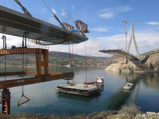 <p>Atatürk Baraj göleti üzerindeki köprünün toplam uzunluğu 610 metre iken, bunun orta açıklığı 400 metreden oluşuyor. Her iki yakadaki pilonları 96 metre yükseklikte, 24,5 metre genişliğinde olan köprü Adıyaman-Kahta-Siverek-Diyarbakır’ı birbirine bağlayacak.</p>
