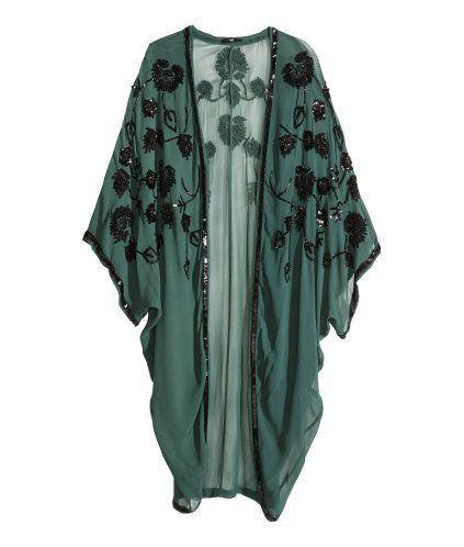 <p><strong>İşte bu yaz sizin de oldukça rahat edeceğiniz kimono ve bluz modelleri...</strong></p>