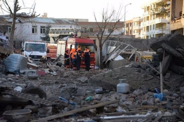 <p>Saldırıda oturduğu evi büyük hasar gören ve eşi yaralandığı için isyan eden Medine Arzu, akrabalarının ‘konuşma’ uyarısına rağmen hasar gören evinin balkonunda teröre yine isyan etti.</p>

<p> </p>
