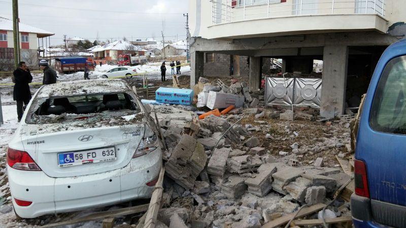 <p>Sivas'ın Gemerek ilçesinde bir binanın bodrum katındaki kalorifer kazanının patlaması sonucu 1 kişi öldü, 2 kişi yaralandı. Patlamanın yaşandığı B blokta ve park halindeki bazı otomobillerde de hasar oluştu</p>
