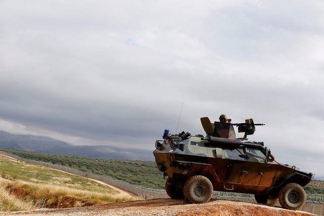 <p>Gazimiz çoktu, öğlene kadar 4 şehit verdi, Özel Harpçilerimiz. Bizim ise yaralılarımız çoktu. Bir tek derdimiz vardı: “Savaşmak ve kazanmak.” Bunu da verdiğimiz yaralıların zorluğunda yapmak. Her birimiz hiç durmadan çatışıp dururken, fırsat bulanlarımız yaralılarımıza yardım etmek için koşuşturup duruyordu.</p>

<p> </p>
