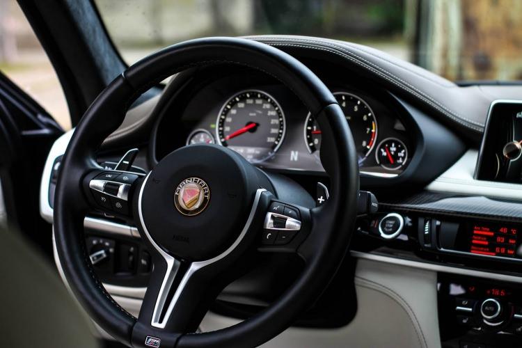 <p>Ayrıca pakette sarıdan ziyade Mercedes-AMG C63 S Coupe Edition 1'dekini hatırlatan yarış şeritleri yer alıyor.</p>