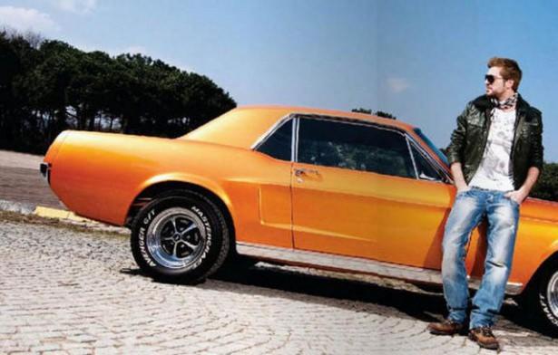 <p>Engin Altan Düzyatan: Yakışıklı oyuncunun 1968 model Ford Mustang'i var.</p>
<p> </p>