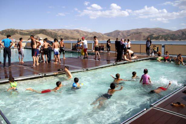 <p>Keban Kaymakamlığının, Baraj Gölü'nde kurduğu yarı olimpik yüzer havuzda yetişkinler için 1 metre 70 santimetre, çocuklar için de 80 santimetre derinliğinde bölümler bulunuyor. Ayrıca boğulma tehlikesine karşı iki kişiden oluşan cankurtaran ekibi görev yapıyor.</p>
