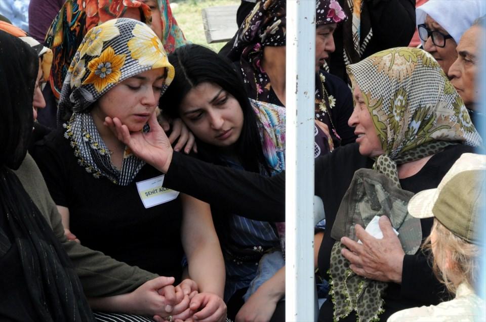 <p>Van'ın Çaldıran ilçesinin Tendürek Dağı bölgesinde güvenlik güçlerince yürütülen operasyonlarda, terör örgütü PKK militanları ile çıkan çatışmada şehit düşen Astsubay Üstçavuş Suat Petek'in (36) cenazesi, memleketi Osmaniye'nin Kadirli ilçesinde toprağa verildi. Törende, şehidin annesi Elif (sol 2) ve kardeşi Oğuzhan (sağ 2) Helvacı'yı yakınları teskin etmeye çalıştı.</p>
