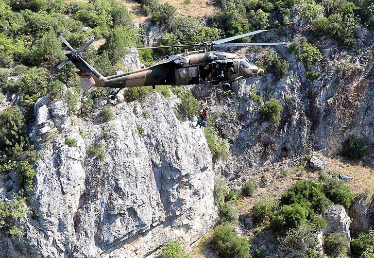<p>Ardından gece boyunca ona kanyonda refakat eden arkadaşları Nurcan Köse ve Erdoğan Bakır, halatla helikoptere çekildi. 3 kişi, yaklaşık 16.5 saat sonra kanyondan kurtarıldı.</p>