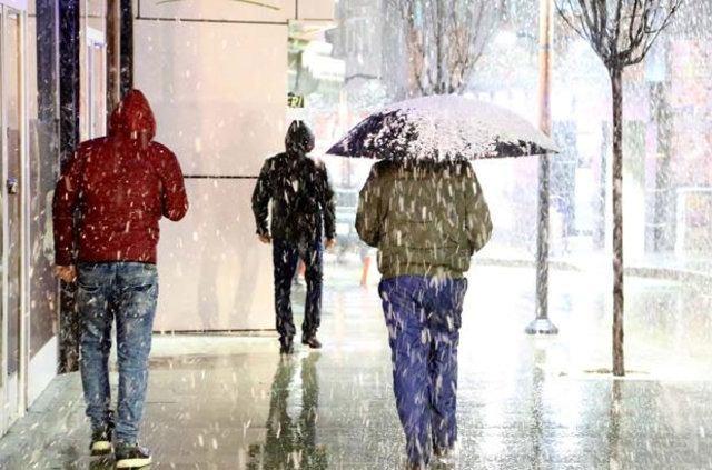 <p>Afet Koordinasyon Merkezi (AKOM) İstanbul'daki hava durumuyla ilgili açıklama yaptı. Açıklamada, "Şiddetli soğuk hava bugün iyice kendini hissettirecek. Bugün yağmur, ara ara dolu şekilde yağacak. Gece sulu kar bekleniyor" denildi.</p>

<p> </p>
