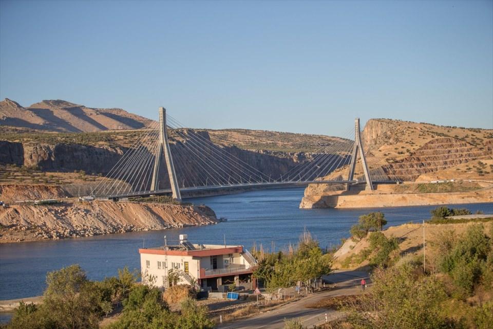 <p><strong>"Adıyaman ile Diyarbakır'ı direkt birbirine bağlayacak"</strong></p>

<p>Resul Yılmaz, köprünün yapımında emeği geçen başta Cumhurbaşkanı Recep Tayyip Erdoğan olmak üzere devlet büyüklerine Siverek halkı adına teşekkür ederek, şunları kaydetti:</p>

