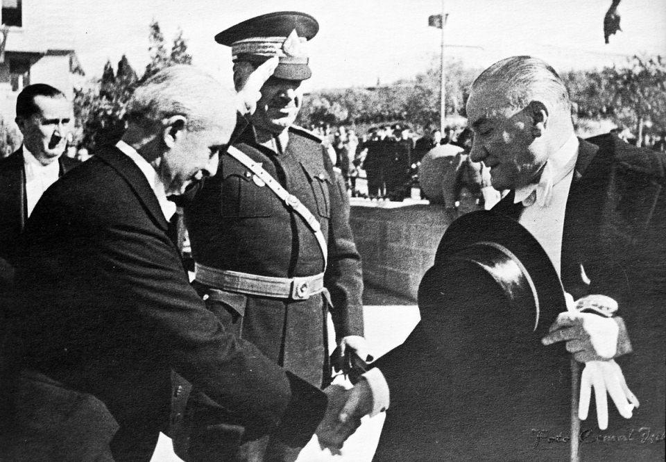 <p>Cumhurbaşkanı Mustafa Kemal Atatürk, Cumhuriyet Bayramı kutlamalarını kabul etmek için TBMM'ye gelişinde Başbakan İsmet İnönü tarafından karşılandı.<br />
<br />
29 Ekim 1936</p>

<p> </p>
