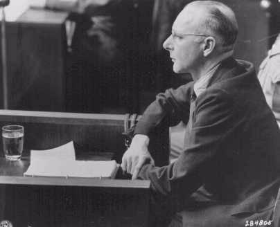 <p>Toplama kampındaki esirler üzerinde tıbbı deney yapmaktan yargılanan Nazi doktorlardan biri, Victor Brack.</p>

<p> </p>
