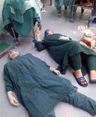 <p>Medimagazin'de yer alan habere göre; cumartesi sabahı saat 08:30’dan pazar gününe kadar süren operasyonda cerrahlar, anestezi uzmanları ve hemşireler harika bir iş çıkardılar.</p>

<p>Çin’in önde gelen gazetelerinden Global Times, bunun şimdiye dek Fujian Tıp Fakültesi Hastanesi’nde gerçekleştirilen en uzun operasyon olduğunun altını çizdi.</p>
