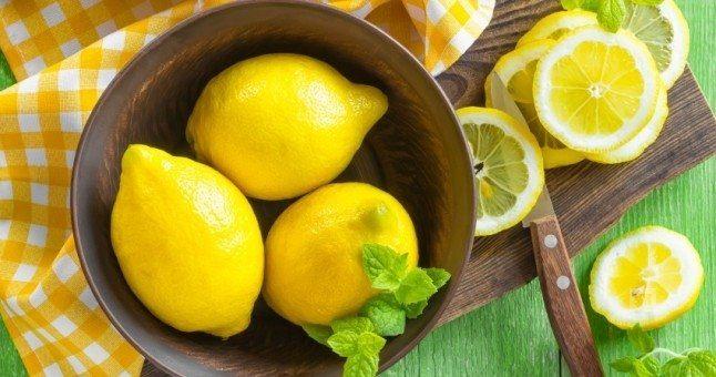 <p>Hemen hemen herkesin mutfağında kolaylıkla bulanabilen limonun kabuğunu soyarak yediniz mi hiç?</p>
