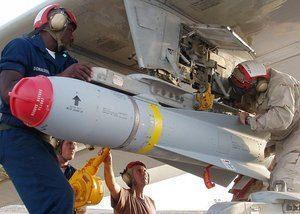 <p><strong>AGM-65G MAVERICK</strong></p>

<p>LANTIRN sistemine sahip F-16 uçaklarından hareketli ve sabit hedeflere karşı kullanılabiliyor. Kızıl ötesi güdümlü olarak ateşlenen bombalar 250 kilogram ağırlığında.</p>
