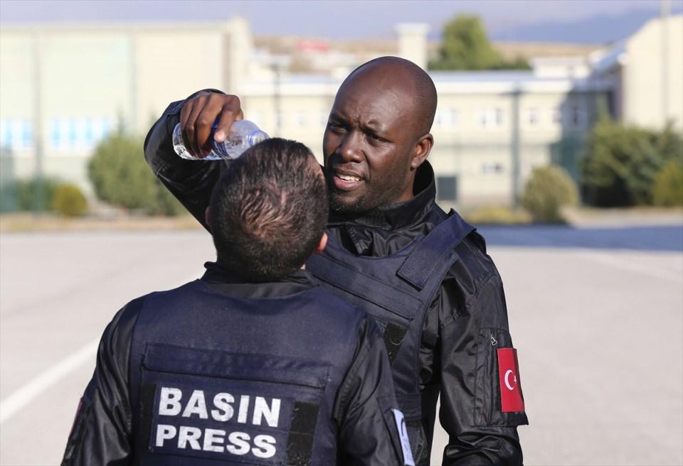 <p>Polis Akademisinin Gölbaşı Sürüş Teknikleri Eğitim Pisti'nde güvenli sürüş teknikleri eğitimi de alan haberciler, simülasyon araçlarında ve uzman polisler tarafından parkurda ileri sürüş tekniklerini öğrendi. Muhabirler, emniyet kemeri kullanmadan geçirecekleri olası bir kazada yaşanacakları uygulamalı test etti.</p>
<p> </p>