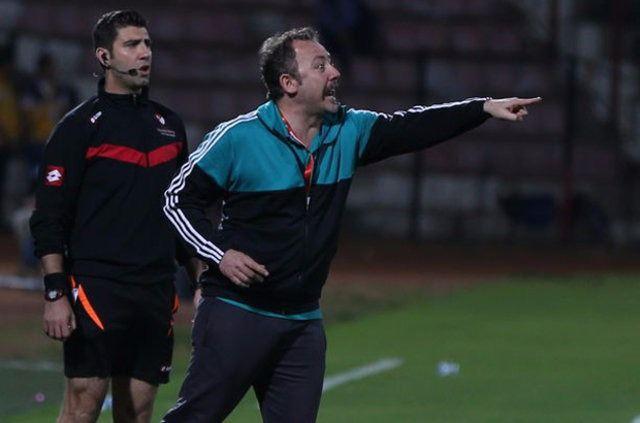 <p>Beşiktaş’la Türkiye Kupası’nı kazandıkları sene, seremoni öncesi...</p>
<p>İbrahim Üzülmez: Sergen, kupayı ben kaldırıcam.</p>
<p>Sergen: Bir dergi seni Türkiye’nin en çirkin futbolcusu seçmiş, kaldıramazsın.</p>
<p>Not: Kupayı Sergen Yalçın kaldırdı</p>