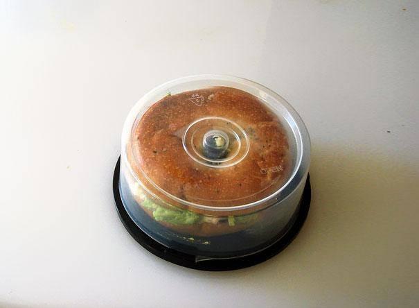 <p>CD kutusundan yemek kabı...</p>

<p> </p>
