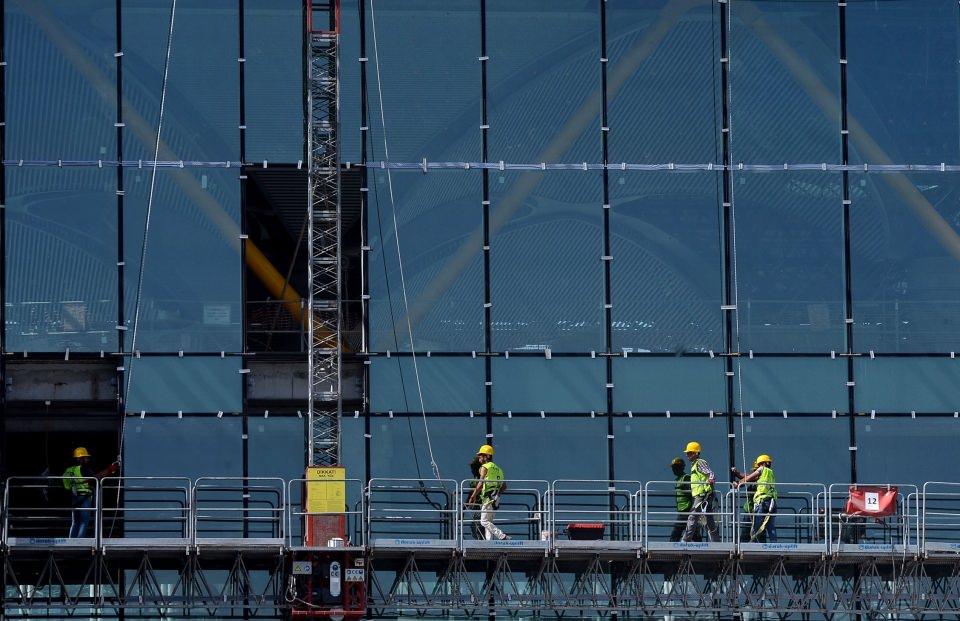 <p>Görüntülerde ayrıca 29 Ekim 2018 tarihinde açılması planlanan havalimanı projesinin ana terminal binasının son şeklinin ortaya çıktığı görülüyor. Ana terminal binasında kimi kısımlarda terminalin dış camlarının ve çatısının tamamlandığı kimi kısımlarda ise çalışmaların devam ettiği görüldü.</p>

<p> </p>
