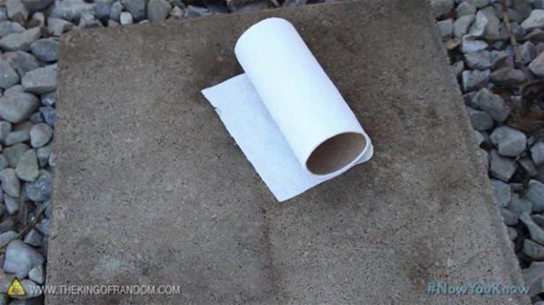 <p>Bir adet tuvalet kağıdı rulosu, bir parça su ve sodyum parçaları ile ateş yakabilirsiniz.</p>

<p> </p>
