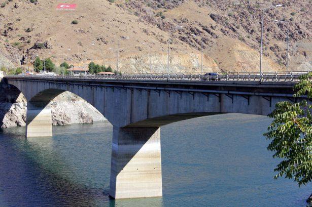<p>"Fırat türküsü"ne konu olan ve Elazığ ile Malatya'nın Karakaya Baraj Gölü üzerinden bağlantısını sağlayan Kömürhan Köprüsü'nün yanına 660 metre uzunluğunda modern köprü inşa ediliyor.</p>
