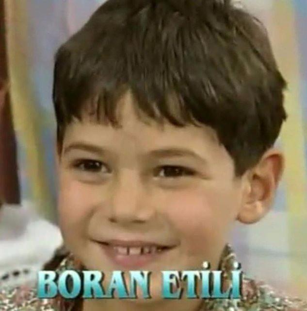 <p>7 yaşında kamera karşısısna geçen Bora'yı 'Tirvana' dizisinin setinde aldığı haber oyunculuktan uzaklaştırdı: "Annem ile babam ayrılmıştı. Babam iş gereği Romanya'da yaşıyordu. Tirvana'nın setindeydik. Çekimler bittikten sonra yapımcı beni çağırdı. Babamın bir kaza geçirdiğini ve durumunun çok iyi olmadığını anlattı. Belki de böyle bir haberi sette almış olmak beni oyunculuktan uzaklaştırmış olabilir..."</p>
<p> </p>