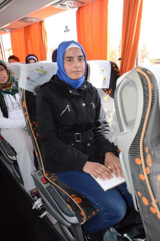 <p>Şanlıurfa'nın Siverek il&ccedil;esinde, Cumhurbaşkanı Recep Tayyip Erdoğan ile Gen&ccedil;lik ve Spor Bakanı Akif &Ccedil;ağatay Kılı&ccedil;'a mektup yazarak &Ccedil;anakkale Zaferi'nin 100. yılı anma etkinliklerine katılmak isteklerini belirten 2 kız &ouml;ğrenci, isteklerinin olumlu karşılanması &uuml;zerine 44 arkadaşıyla &Ccedil;anakkale'ye gitti.</p>
