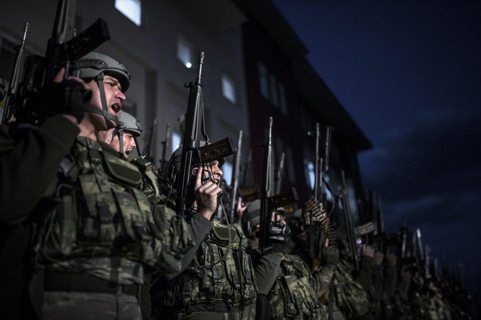 <p>Tekbir, dua ve "komando andı" ile yola çıktılar</p>

<p>Daha sonra hep bir ağızdan "komando andı"nı okuyan güvenlik güçleri, tekbir getirip dua etti.</p>
