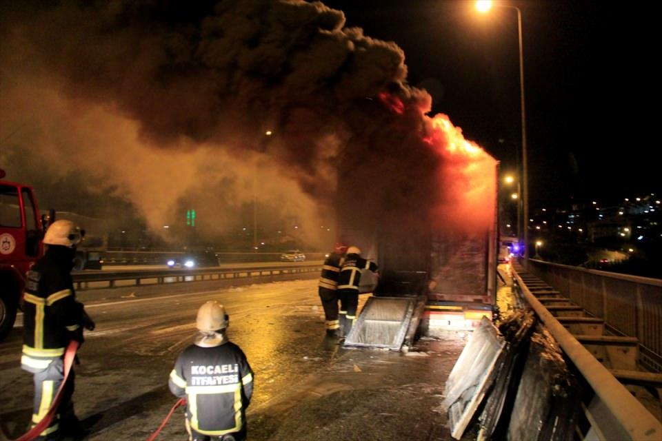 <p>Söndürme çalışmaları nedeniyle İstanbul istikametinde trafik akışı bir saatten fazla sağlanamadı.</p>

<p> </p>
