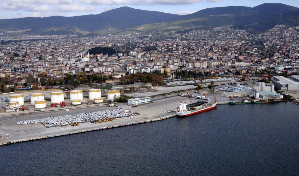 <p>"Söz konusu sabit bariyerler sayesinde, 50 ton katı atığın Körfez'e ulaşmadan toplanarak bertaraf edilmesi sağlanmıştır. İzmit Körfezi sahil kesiminde oluşan yosun ve benzeri atıkları toplayan karada ve suda hareket kabiliyetine sahip amfibik sulak alan taşıtı ile 2015 yılı itibarıyla özellikle körfezin doğu sahilinde, Bayramoğlu Halk Plajı'nda, Fuar Göleti'nde ve dere ağızlarında etkin bir şekilde yosun ve atık toplama çalışmaları gerçekleştirilmektedir.</p>
