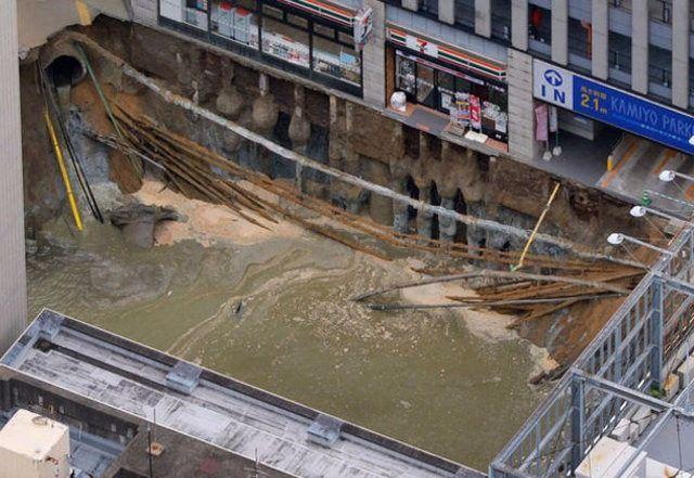 <p>Adanın en b&uuml;y&uuml;k kenti olan Fukuoka kentinde sabah erken saatlerde meydana gelen dev &ccedil;&ouml;k&uuml;nt&uuml;n&uuml;n, yakınlarda devam eden metro inşaatı kazıları nedeniyle oluştuğu tahmin ediliyor.</p>

<p>&nbsp;</p>

