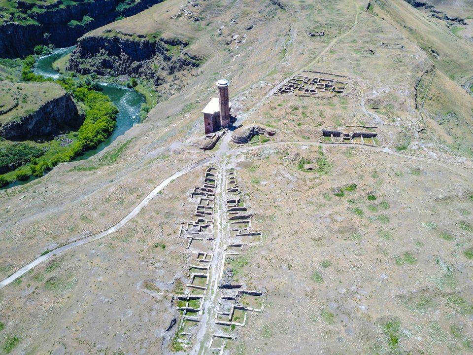 <p><strong>"Tarihi doku inanılmaz"</strong></p>

<p>Ani Örenyeri'ni gezen Avusturyalı turistlerden Stefan Lindner, AA muhabirine yaptığı açıklamada, bölgeye ilk kez geldiğini ve hayran kaldığını söyledi.</p>
