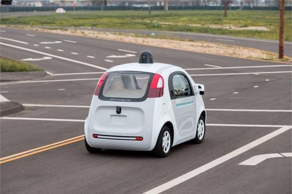 <p>Sıradan otomobillerden farklı olarak, konsol, direksiyon ve pedallarının olduğu bölümde küçük bir ekrana sahip araç, ekranda yanıp sönen ''Hadi gidelim'' sloganıyla sürücüyü karşılıyor. Yuvarlak siyah butona basarak aktif hale gelen araç 3’ten geriye sayarak harekete geçiyor. Sürüş sırasında aracın sensör vasıtasıyla algıladığı görüntüler ekrana yansıyor.</p>

<p> </p>
