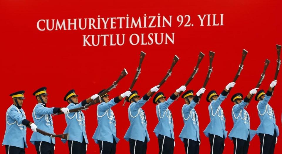 <p>Türkiye Cumhuriyeti'nin kuruluşunun 92. Yıldönümü dolayısıyla Atatürk Kültür Merkezi'nde (AKM) resmi geçit töreni düzenlendi. </p>
