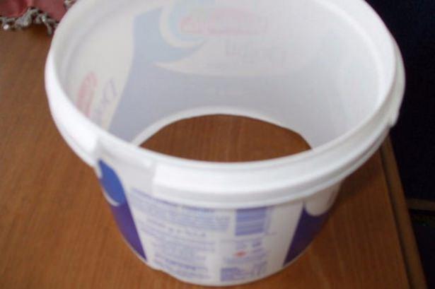 <p>Plastik yoğurt kabını saksı yapar.</p>
<p> </p>