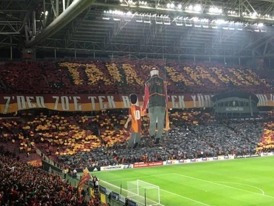 <p>Galatasaray taraftarları, Lazio maçı öncesi görsel şova imza attı. Sarı-kırmızılı taraftarlar, "TAM ZAMANI 7'den 70'e TEK BİLEK TEK YÜREK" yazan bir koreografi yaptı.</p>