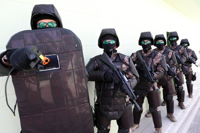 <p>ZORLU EĞİTİM SÜRECİ</p>
<p>Eğitimlerde tabanca, piyade tüfeği, makineli tabanca, av tüfeği, can yeleği, hücum yeleği, kurşun geçirmez yelek, kask, Özel Harekât tulumu, gece görüş gözlüğü-dürbünü-infrared kimyasal ışık, plastik silah, ilkyardım eğitim malzemeleri, telsiz ve çadır gibi malzemeler kullanılıyor. </p>