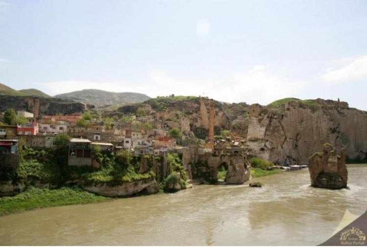 <p>Batman<br />
<br />
Nüfusu: 576 899  <br />
Toplam otomobil sayısı: 14 541<br />
​Kaç kişiye bir otomobil düşüyor: 39,7</p>

