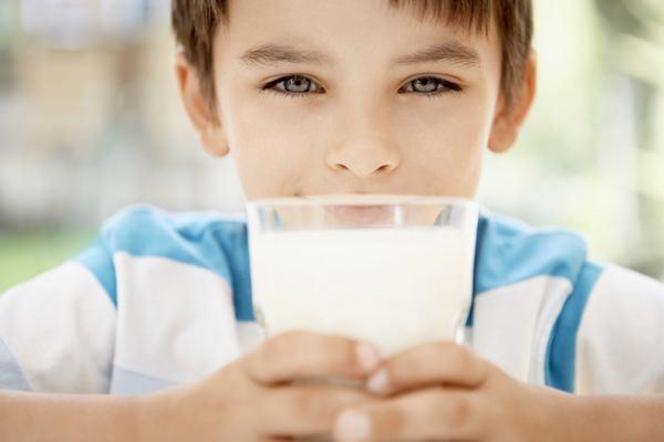 <p>1-İnek sütü alerjisi Eğer çocukta inek sütü alerjisi saptanmışsa süt ve süt ürünlerinin (peynir, yoğurt, ayran, tereyağı gibi) tamamen beslenmeden çıkarılması gerekir. İnek sütü, keçi sütü, koyun sütü ile çapraz reaksiyon gösterebildiğinden bunlardan birine alerji tespit edildiğinde hepsinden birden uzak durmak gerekebileceği bilinmelidir. İnek sütü alerjisi olan bir çocuk yüzde 70 keçi sütüne de tepki verir.</p>
