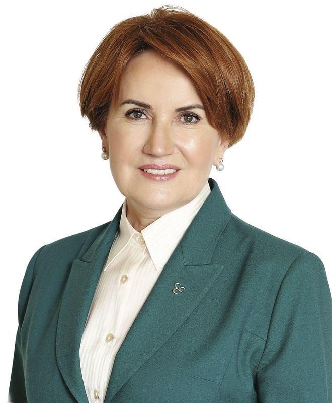 <p>İstanbul Milletvekili Meral Akşener – Eski İçişleri Bakanı</p>

<p><span style="color:#FFD700"><strong>MERAL AKŞENER KİMDİR?</strong></span><br />
 </p>

<p>Meral Akşener, 18 Temmuz 1956'da İzmit Gündoğdu'da doğdu. Babasının adı Tahir Ömer, annesinin adı Sıddıka'dır.</p>

<p>Öğretim Üyesi Dr.; İstanbul Üniversitesi Edebiyat Fakültesi Tarih Bölümünü bitirdi. Doktorasını Marmara Üniversitesi Sosyal Bilimler Enstitüsünde tamamladı.<br />
Yıldız, Kocaeli ve Marmara Üniversitelerinde öğretim üyesi olarak ders verdi. Kocaeli Üniversitesinde İnkılap Tarihi Bölüm Başkanlığı görevinde bulundu. Zübeyde Hanım Şehit Aileleri Vakfı'nın kuruluşunu gerçekleştirdi.<br />
20. Dönemde İstanbul, 21. Dönemde Kocaeli ve 23. Dönemde İstanbul Milletvekili seçildi. 54. Hükümette İçişleri Bakanı olarak görev yaptı. 23. Dönemde Türkiye Büyük Millet Meclisi Başkanvekilliği görevinde bulundu. 24. Dönemde Türkiye Büyük Millet Meclisi Başkanvekilliği görevine yeniden seçildi.<br />
Akşener, evli ve 1 çocuk annesidir.</p>
